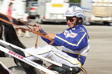 Jorma Kontio on aloittanut lämmitykset illan Sundbyholmin raveja varten.