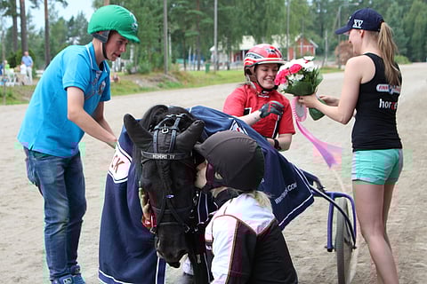Oona ja Viivi Mattinen iloitsivat ensimmäisen osakilpailun voitosta.