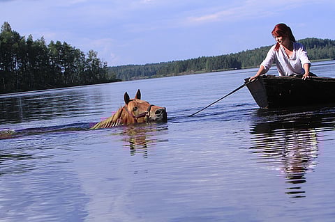 Uinti on Saaga S:n pääasiallinen liikuntamuoto kesäisin. Saimaa antaa siihen erinomaisen mahdollisuuden. Saaga S ui ja Milla Pyysalo ohjaa.