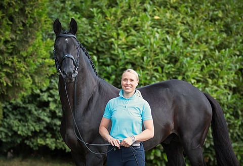 Kouluratsastaja Terhi Stegarsin upea ori Axis on nyt vihreämmillä laidunmailla. Ratsukko kävi yhdessä kahdet EM-kisat, kahdet CDI-W-finaalit ja yhden MM-kisan.