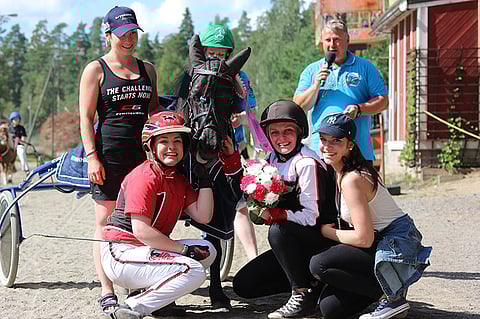 Mimmi VI:n kanssa voittajaseremonioissa Viivi Mattinen, Oona Mattinen ja Iida Tani. Voittajia onnittelemassa Nelly-Janiika Korpikoski.