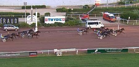 Cagnes Sur Merin pitkän loppusuoran viimeisen iskun esitti Going For Gold Zaz.