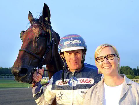 Eduskunnan puhemies Maria Lohela on kiinnostunut hevosista, ja Vermossa puhemies kävi onnittelemassa tammahuippua Twiigs Voicia ja tämän kuskia Pekka Korpea.