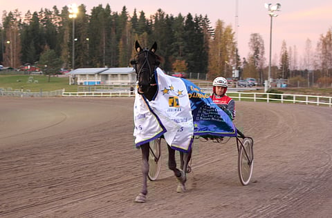 Anaheim Kemp ja valmentaja-ohjastaja Mauri Jaara.