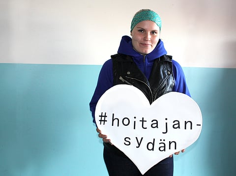 Emmi Liski työskentelee hevosenhoitajana Tapio Perttusen tallissa.