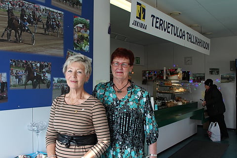 Lahden Seudun Ravinaisten jäsenet Raija Rekola ja Seija Wahlsten Jokimaan tallikahviossa.