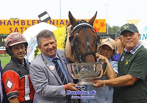 Ole Bach Hambovoittaja Broad Bahnin vasemmalla puolella, mukana myös ohjastaja George Brennan sekä tanskalainen omistaja Leif Alber oikealla.