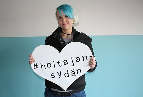 Taru Rajala työskentelee hevosenhoitajana Matias Salon tallissa.