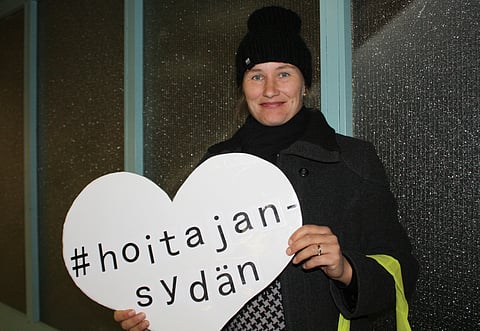 Tiia Kaihtela työskentelee hevosenhoitajana Bella Varjosen tallissa.