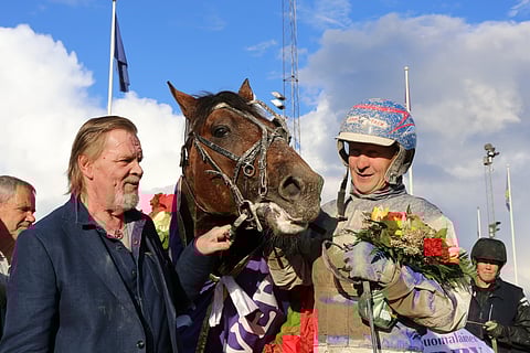 Osaomistajat Vesa-Matti Loiri ja Pekka Korpi derbyvoittaja Fabrice Duon kanssa juhlaseremonioissa vuonna 2015.