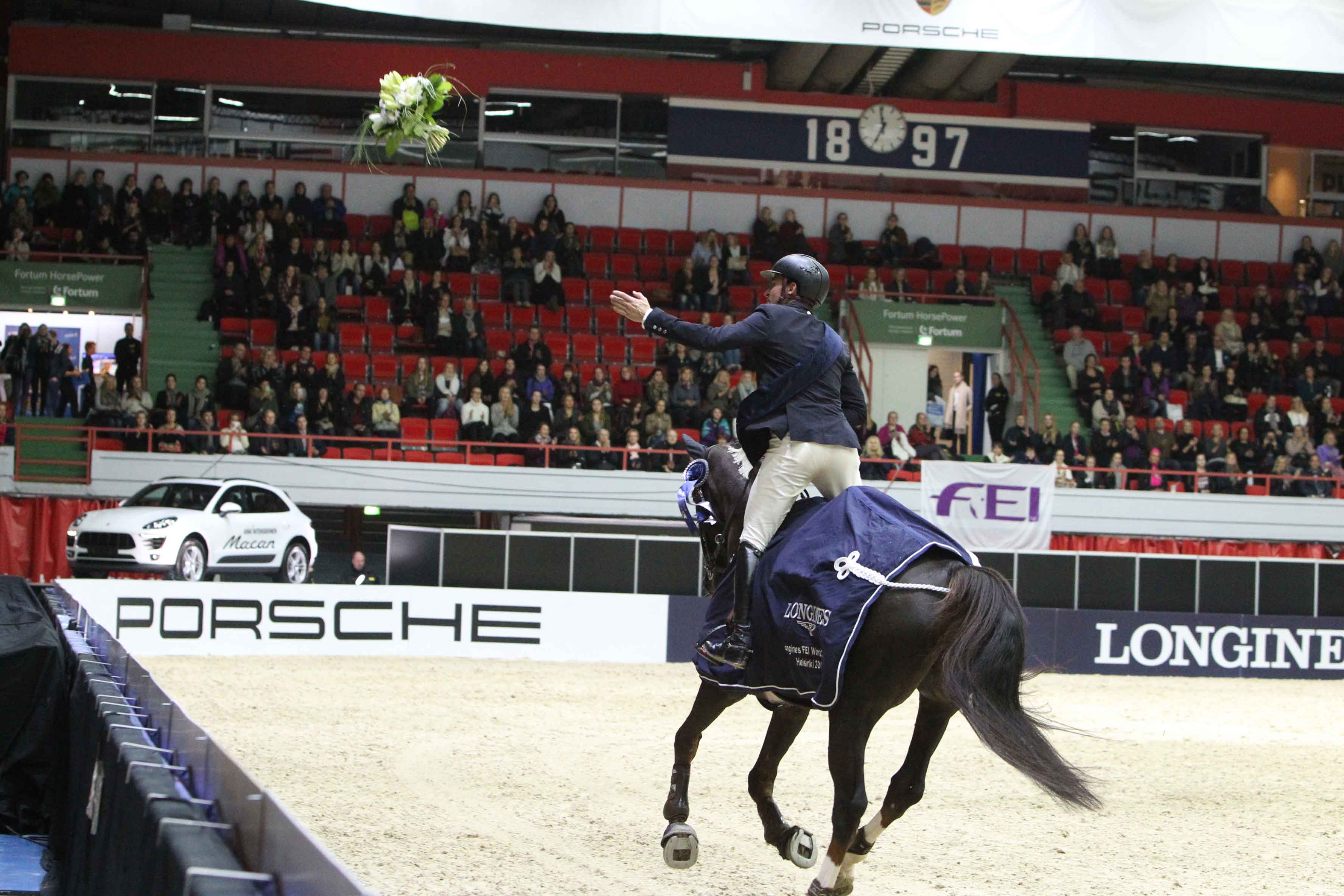 Romain Duguet lahjoitti vahdikkaasti voittokukat innokkaalle kannattajalleen katsomoon.