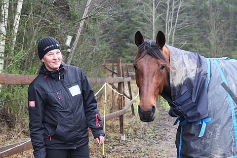 Vastuuvalmentaja Marjo Kivimaa ja lauantaina Kasvattajakruunun finaalissa juokseva Incredible Ironman kotona Hämeenkyrössä.