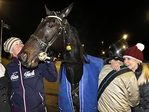 Pazzo Lindyn voitto sai riemukkaan vastaanoton. Juhlissa mukana osaomistajat Lotta Westerberg ja Joanna Kuvaja, joka oli paikalla myös haastattelijan ominaisuudessa, halattavana ohjastaja Sami Nummi.
