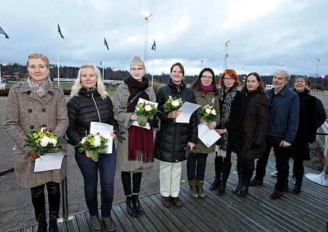 Apurahojen vastaanottajat ryhmäkuvassa.