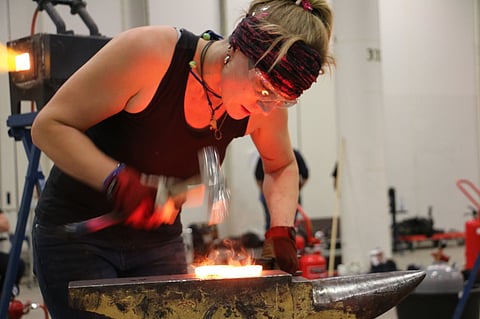 Rauta tottelee myös naisen kättä. Riina Villanen takoi hevosenkengityksen Suomen mestariksi.