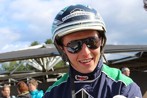 Jonny Länsimäki ohjastajaa kolmannessa osakilpailussa Tim Hannibalia.