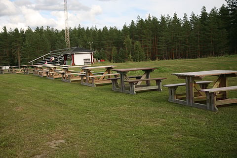 Lappeenrannassa on poikkeuksellisen paljon pöytätilaa myös ulkona. Tämä on mainio asia kesäisten ravipäivien kannalta. Kuva: Riikka Aaltonen