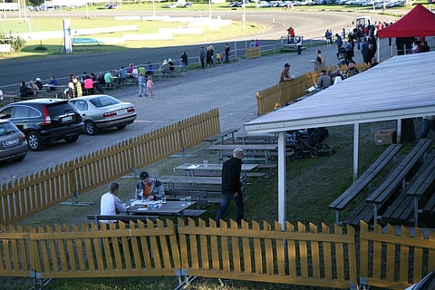 Keskisen suurelta ulkoterassilta on hyvä näkymä radalle. Kuva: Riikka Aaltonen