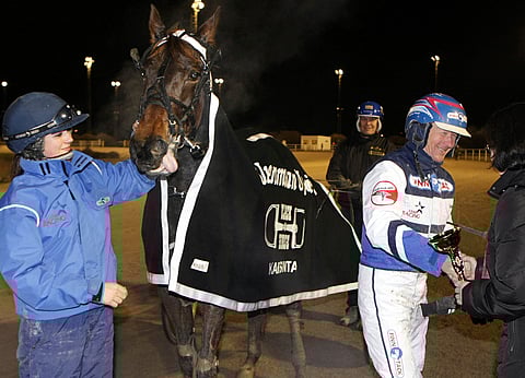 Voittaminen on mukavaa. Tilda Niittymäki, Arctic Helen kieli poskessa ja Vermon Risto Silvola hevosen ohjissa seuraavat, kun Pekka Korpi pokkaa palkinnot, jälleen kerran.