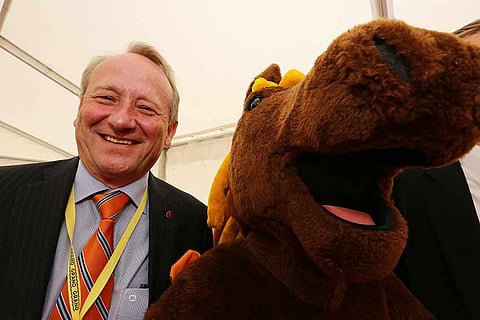 Turun ravien toimitusjohtaja Ilmari Halinen ja Kuninkuusravien maskotti Heppe odottavat sään lauhtumista innolla. Kuva: Jarno Unkuri.