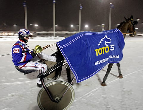 Olli Koivunen on liekeissä. Nuorukainen ohjasti Vermossa Toto65-ajajamestariksi Dennis Bokolla.