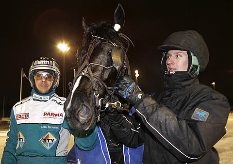 Miehen ikää lähestyvä Anssi Nurmonen coolina Toto65-yllättäjänsä Cool Catin seurassa.