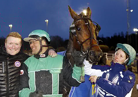 Kari Savolainen, Cruise Line ja Nina Savolainen sekä ruunan taustavoimat osasivat ottaa Vermon voitosta ilon asiaankuuluvasti irti.