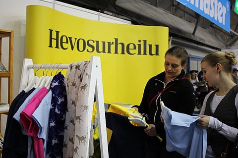 Hevosurheilun osastolta löydät muun muassa uudet hevosaiheiset huivit