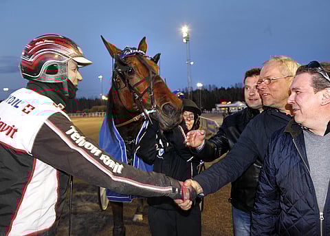 Mika Forss, Flynn Boko ja Suvi Himanka saivat vastaanottaa onnitteluja Vermossa. Hoitaja Himangalle ykkönen oli illan toinen, sillä suojateista Buck Bokokin voitti.