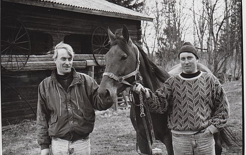 Kari Ahokas, kolmevuotias Tracy Way ja Kaarlo Ahokas. Kaarlolla oli kaksi elämän hevosta, Viesker ja Sugar Free. Tracy Waysta tuli aikanaan jälkimmäisen emä. Artikkelin kaikki kuvat: Juhani Länsiluoto.