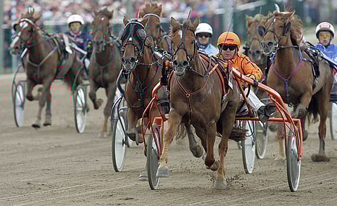 Hymyhuuli muistetaan myös sen kirkkaanoransseista kilpavarusteista.