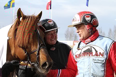 Bella Varjonen ja Harri Koivunen ovat tehneet pitkään yhteistyötä. Erikassonin ravikuninkuudet sinetöinyt kaksikko spekuloivat Antti Pylkkäsen kanssa Kuninkuusravien mahdollisia tapahtumia torstaina 28.7.2016.