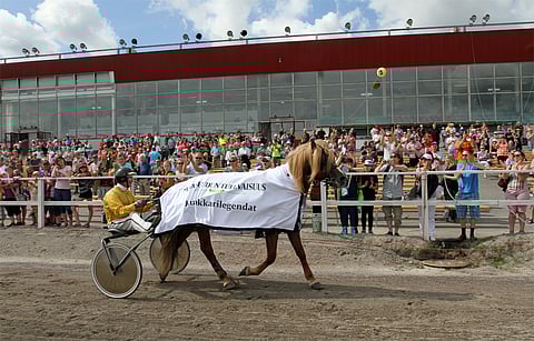 Suuri joukko yleisöä hurrasi Kunkkarilegendat-lähdön voittajille Lauri Maliselle ja H.V. Tuurille.