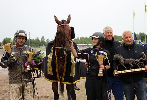 Callela Eliza vaikuttaa mieltyneen kuraisiin olosuhteisiin.