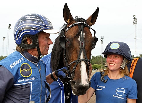 Jonesy palasi keskiviikkona Vermon voittajakehään, missä se on aiemmin urallaan vastaanottanut muun muassa Derbyn laakeriseppeleen. Tuomas Korvenoja ja hevosen hoitaja Tiia Pihamaa myhäilevät mukana.