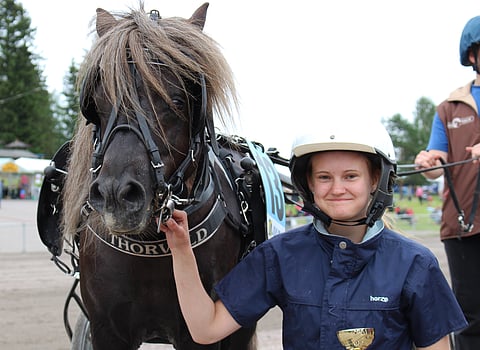 Poneilla 72 voittoa ohjastanut Julia Kiukas ajaa Joutuvaa, jonka hän on tahdittanut jo kahdesti ensimmäisenä maalipaalulle.