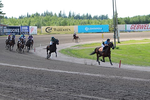 License Holder kasvatti etumatkaansa joka askeleella kääntyessään loppusuoralle.