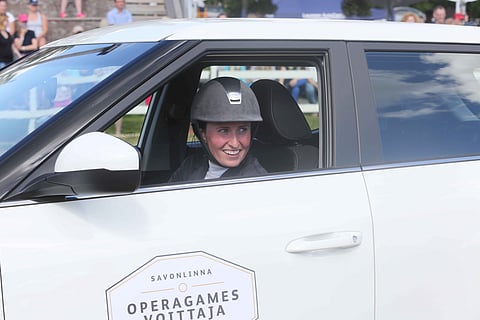 Susanna Granroth vei auton eikä muilla ollut siihen paljoakaan sanomista. Granroth laskeutui satulasta ja otti kisakentällä tuntumaa valkoiseen SsangYongTivoli -kaupunkimaasturiin heti palkintojenjaon jälkeen. 