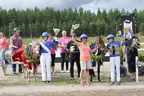 Poniruhtinatar Gudrun Gross ja Ilona Kilpeläinen sekä Maarit Huttunen, poniruhtinas Smedens Andiamo ja Jenni Rautiainen.