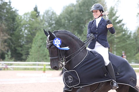 Krista Taipale-Kovalainen ja friisintamma Iris Bartie B, jonka työmoraali on kympin arvoinen.