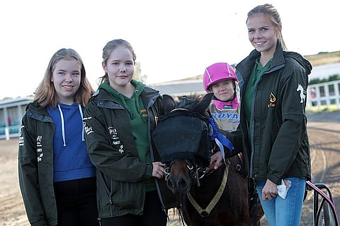 Voittajaa onnittelemassa Varsinais-Suomen Poniraviliigan tytöt.