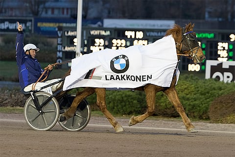 Ismo Truhponen nosti sormen pystyyn voiton merkiksi.