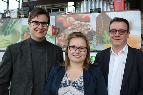 Mikko Korpela (Lahti), Elina Hirvonen (Forssa) ja  Pertti Immonen (Seinäjoki) olivat hymyssä suin, kun kuninkuusravihankkeet ottivat ison askeleen eteenpäin.