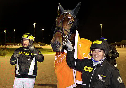 Juha ja Sanna Utala Toto Grotton kanssa voittajakuvassa.