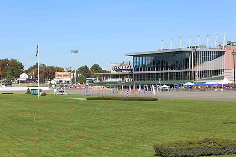 Kisapäivä on alkamassa. Rataa lanataan.  International Trotin aloitusasetelmat mietityttävät tallialueella.