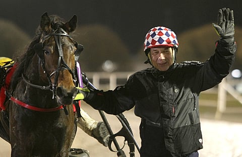 Menthan valmentaja Timo Karosvuo tervehti yleisöä voiton jälkeen.