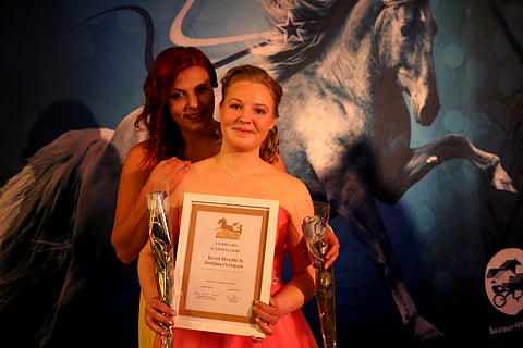 Mira Kaappola ja Eveliina Hietanen riemuitsivat Ernst Rivaldon menestyksestä kaudella 2016. Ori palkittiin Vuoden vanhempana B-ponioriina ja yhdessä Eveliina Hietasen kanssa Vuoden B-ponivaljakkona.