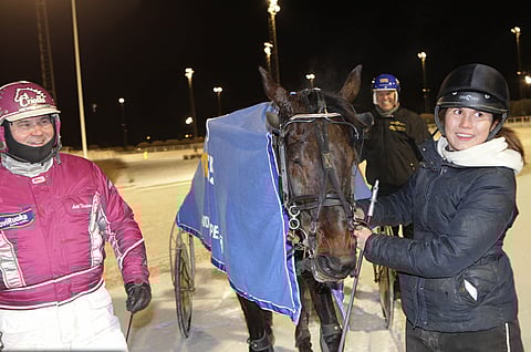 Emma ja Antti Teivainen Bosses Lilyn kanssa voittajakuvassa.