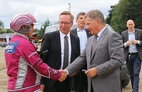 Antti Teivainen tapasi Sauli Niinistön Turun kuninkuusraveissa viime vuonna. Kuvassa keskellä elinkeinoministeri Mika Lintilä.