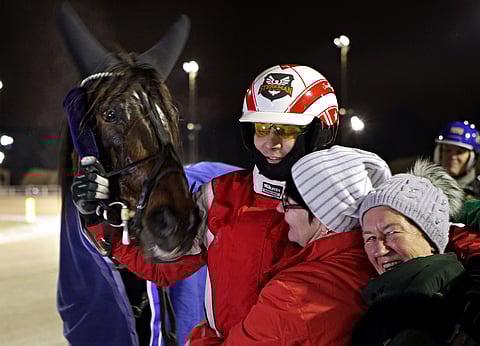 Beatboxer taustajoukkojensa kanssa voittajaseremonioissa.